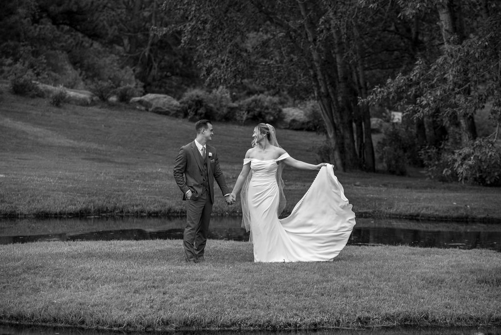 beautiful wedding couple photos at the expansive grounds of Black Canyon Inn