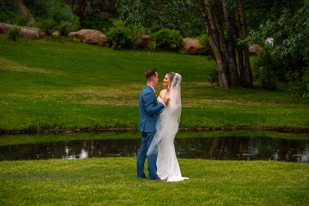 beautiful wedding couple photos at the expansive grounds of Black Canyon Inn