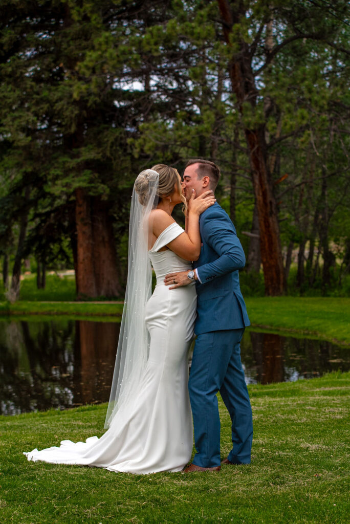 beautiful wedding couple photos at the expansive grounds of Black Canyon Inn