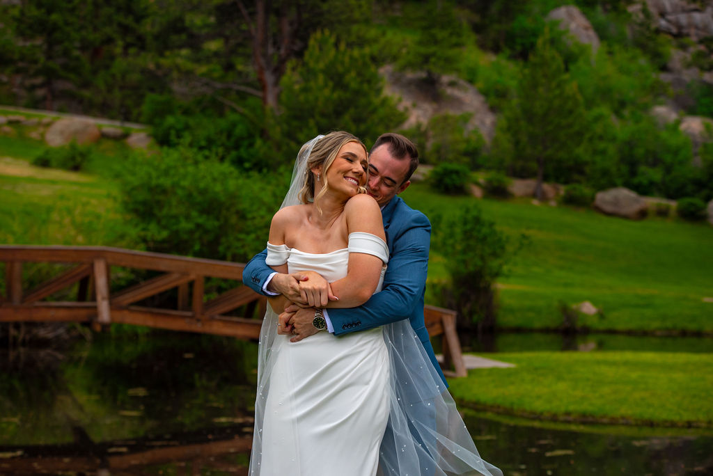 beautiful wedding couple photos at the expansive grounds of Black Canyon Inn