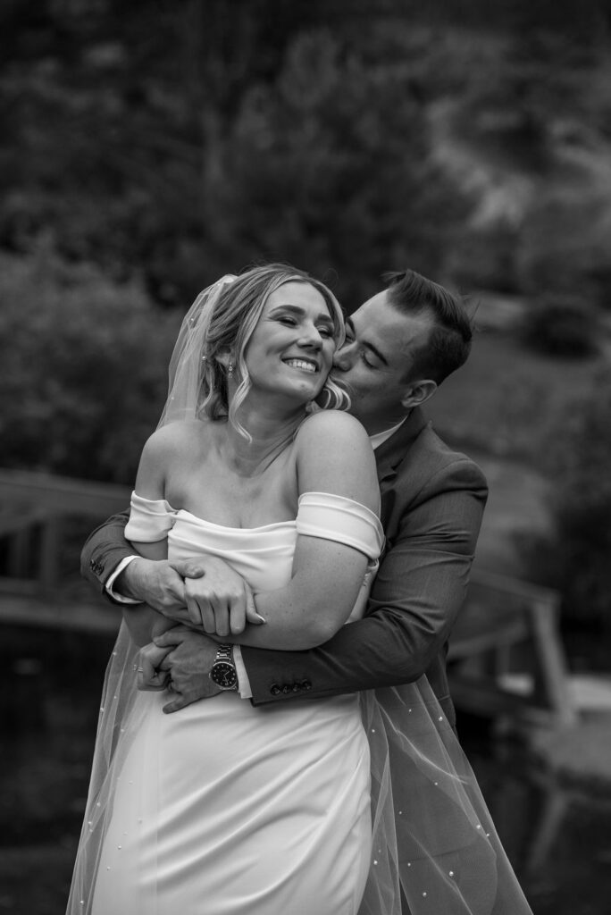 beautiful wedding couple photos at the expansive grounds of Black Canyon Inn