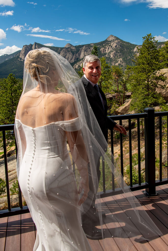 bride and dad first look