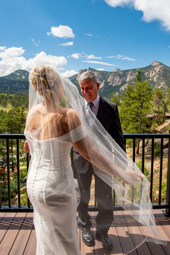 bride and dad first look7