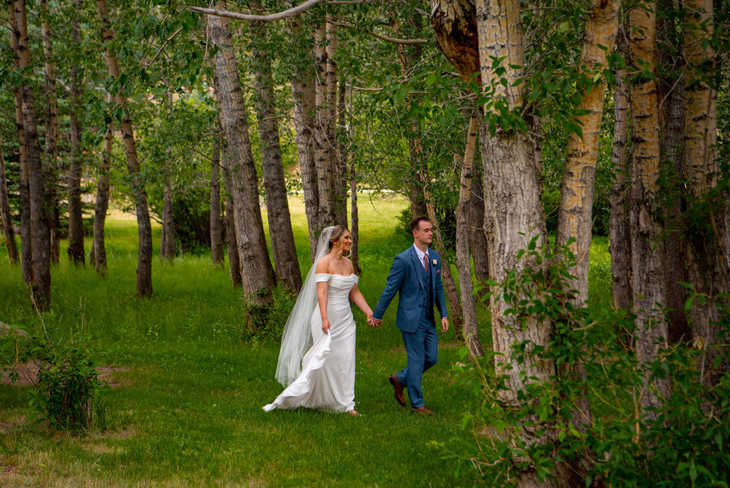 beautiful wedding couple photos at the expansive grounds of Black Canyon Inn