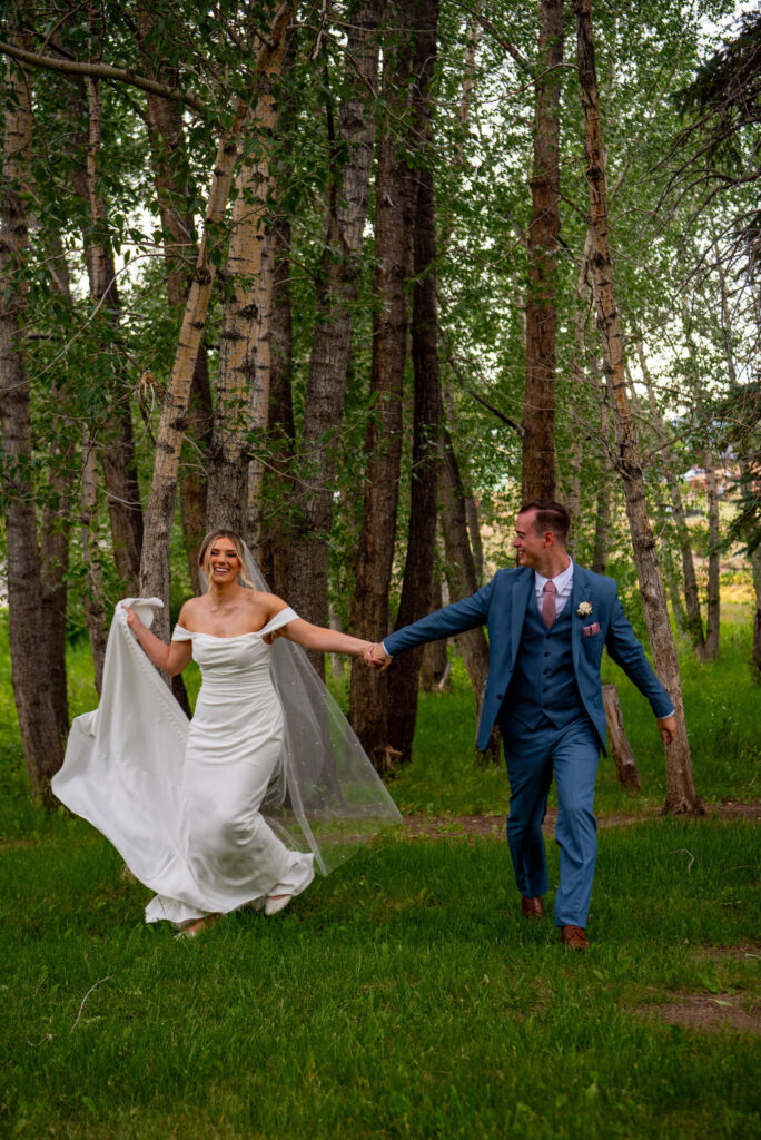 beautiful wedding couple photos at the expansive grounds of Black Canyon Inn