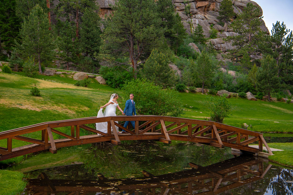 beautiful wedding couple photos at the expansive grounds of Black Canyon Inn