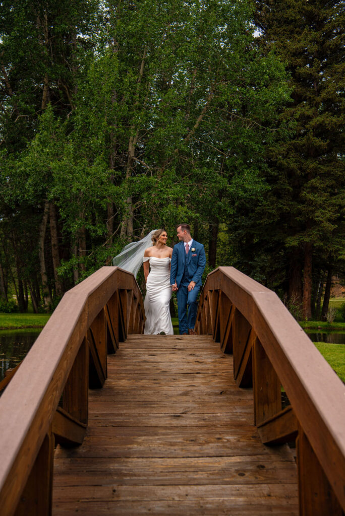 beautiful wedding couple photos at the expansive grounds of Black Canyon Inn