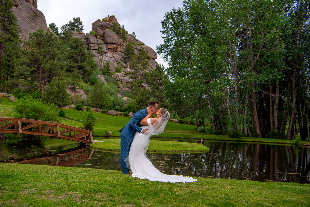 beautiful wedding couple photos at the expansive grounds of Black Canyon Inn